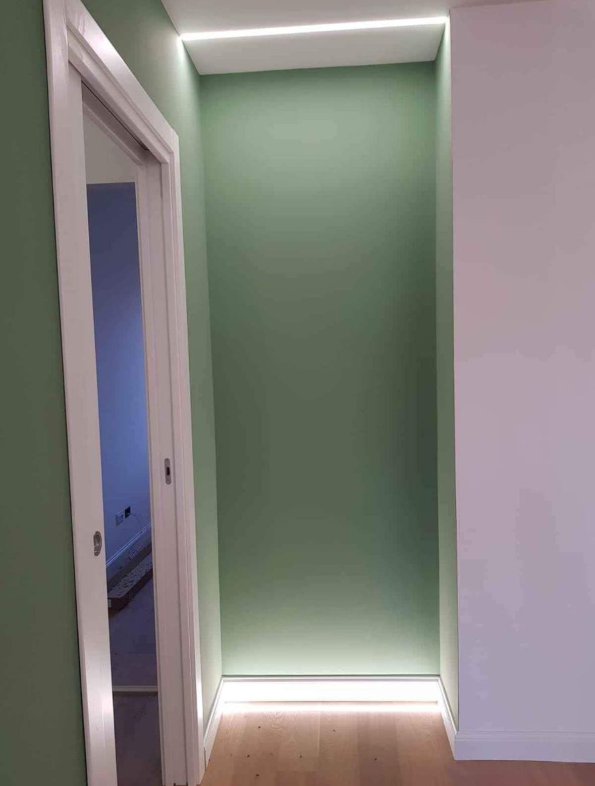 Nicchia tinteggiata in verde con illuminazione LED a soffitto e a pavimento
